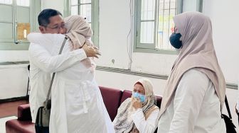 Mantan Ketua Umum Partai Demokrat Anas Urbaningrum (kiri) memeluk istrinya Athiyyah Laila sebelum keluar dari Lapas Sukamiskin, Bandung, Selasa (11/4). [ANTARA FOTO/Ridhwan Siregar].