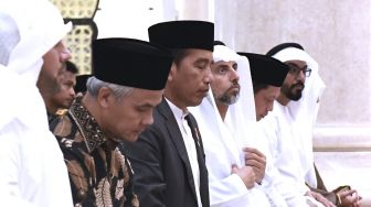 Momen Jokowi Salat Tarawih Berjemaah Bareng Ganjar Pranowo di Masjid Syekh Al Zayed Solo