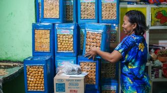 Pekerja menyelesaikan pembuatan kue kering di kawasan Kwitang, Jakarta, Rabu (12/4/2023). [Suara.com/Alfian Winanto]