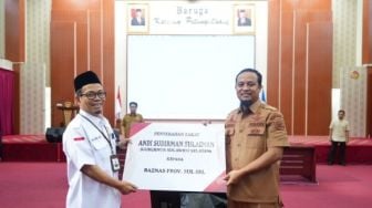 Gubernur Sulsel Andi Sudirman Serahkan Zakat ke BAZNAS