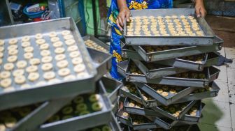 Pekerja menyelesaikan pembuatan kue kering di kawasan Kwitang, Jakarta, Rabu (12/4/2023). [Suara.com/Alfian Winanto]