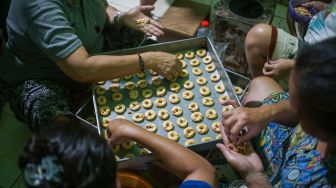 Pekerja menyelesaikan pembuatan kue kering di kawasan Kwitang, Jakarta, Rabu (12/4/2023). [Suara.com/Alfian Winanto]