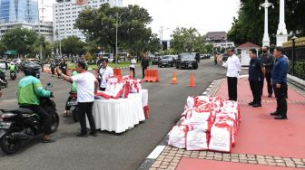 Jokowi Lambaikan Tangan saat Bagi-bagi Sembako ke Ojol di Depan Istana