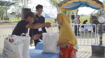 Pupuk Indonesia Salurkan 1.000 Paket Sembako dan Buka Bazar UMKM di Kalsel