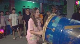 Selain Ikut Bangunin Sahur Warga, Ayu Ting Ting Bagikan THR