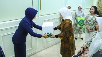 Pengemudi hingga Petugas Kebersihan Terima Paket Ramadan dari DWP dan Menaker Ida Fauziyah