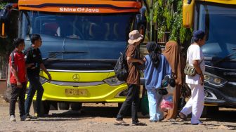 Penumpang bersiap menaiki kedatangan bus di Terminal Pondok Pinang, Jakarta Selatan, Kamis (13/4/2023). [Suara.com/Alfian Winanto]