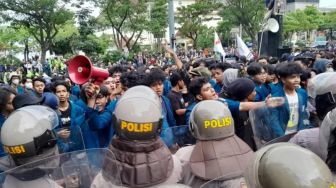Demo Tolak UU Cipta Kerja di Semarang Ricuh, Gerbang Kantor Ganjar Pranowo Jebol