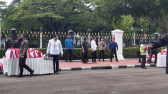 Momen Jokowi Bagi-bagi Sembako Depan Istana Negara, Diambilnya Pakai Gaya Drive Thru