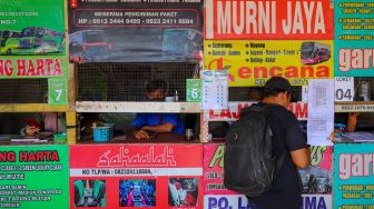 Penumpang bersiap membeli tiket bus di Terminal Pondok Pinang, Jakarta Selatan, Kamis (13/4/2023). [Suara.com/Alfian Winanto]