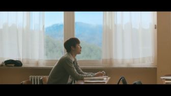 Jungwoo NCT Balik ke Masa SMA di Video Triangular Theory of Love: Intimacy