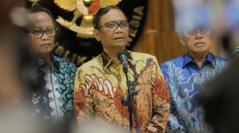 Menteri Koordinator Bidang Politik, Hukum dan Keamanan (Menkopolhukam) Mahfud MD memberikan keterangan pers di Kantor Kemenkopolhukam, Jakarta Pusat, Jumat (14/4/2023). [Suara.com/Alfian Winanto]