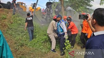 Korban Tewas Kecelakaan Tol Boyolali Terjepit Truk Box, Petugas Sempat Kesulitan Evakuasi