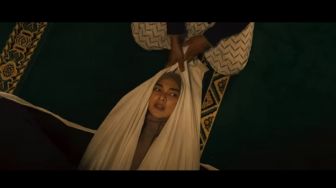 Bintangi Film Horor Khanzab, Tika Bravani Kewalahan Lakoni Adegan Dibungkus Kain Kafan