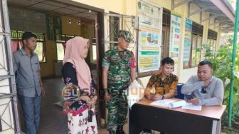 Babinsa Koramil 404-01/Gelumbang dampingi Pemberian Bantuan Pangan CBP 2023