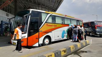 Kondisi Terminal Pulo Gebang Jelang Lebaran 2023, Pemudik Keluhkan Meroketnya Harga Tiket Bus