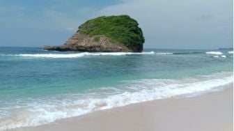 Pesona Hidden Gems Pantai Ngudel di Malang Selatan, Bak Private Beach