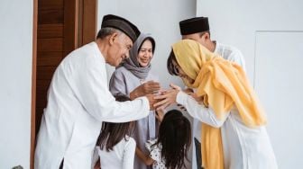 Dapat Ucapan Hari Raya Idul Fitri Dari Orang Lain, Bagaimana Cara Balas yang Baik Dalam Islam?