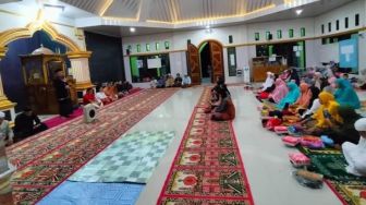 Indahnya Kerukunan, Umat Muslim Desa Madandan Buka Puasa Bersama Pendeta