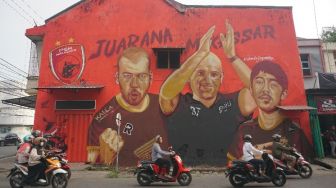 Rayakan Kemenangan PSM Makassar, Seniman Buat Lukisan Raksasa Bernardo Tavares dan Kapten Juku Eja