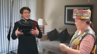 CEK FAKTA: Jackie Chan Mendadak Datangi Ibu Dayak Minta Diobati Gegara Patah Tulang