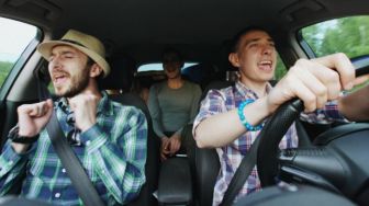10 Playlist Lagu saat Berkendara dengan Mobil, Cocok untuk Perjalanan Jauh