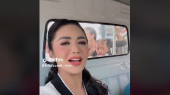 Krisdayanti Kegirangan Naik Mobil Bak Terbuka Disopiri Sosok Ini: Soreku Istimewa