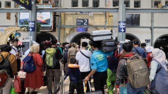 Penumpang bersiap menunggu keberangkatan Kereta Api di Stasiun Pasar Senen, Jakarta Pusat, Senin (17/4/2023). [Suara.com/Alfian Winanto]