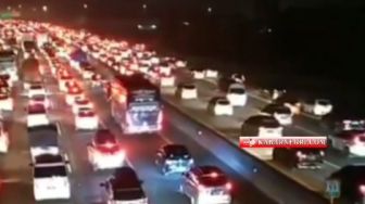 Pantauan Arus Mudik Lebaran 2023, Kepadatan Kendaraan Mulai Terjadi di Tol Jakarta Cikampek Malam Ini