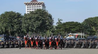 Pasukan bersiap saat Apel Gelar Pasukan Operasi Ketupat 2023 di Lapangan Monas, Jakarta Pusat, Senin (17/4/2023). [Suara.com/Alfian Winanto]