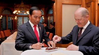 Momen Kanselir Olaf Scholz Temani Jokowi Buka Puasa di Jerman