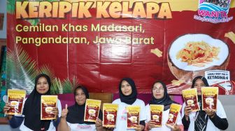 Manfaatkan Potensi Pesisir dengan Menciptakan Produksi Keripik Kelapa