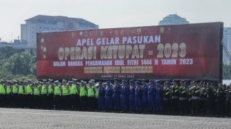 Pasukan bersiap saat Apel Gelar Pasukan Operasi Ketupat 2023 di Lapangan Monas, Jakarta Pusat, Senin (17/4/2023). [Suara.com/Alfian Winanto]