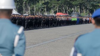 Pasukan bersiap saat Apel Gelar Pasukan Operasi Ketupat 2023 di Lapangan Monas, Jakarta Pusat, Senin (17/4/2023). [Suara.com/Alfian Winanto]