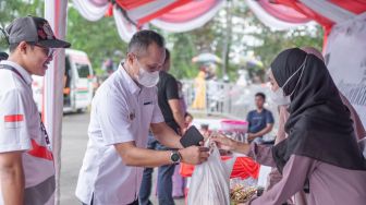 Safari Ramadhan BUMN 2023: Telkom Bagikan 1000 Paket Sembako Murah di Batulicin