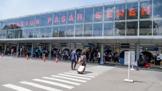 Penumpang saat tiba di Stasiun Pasar Senen, Jakarta Pusat, Senin (17/4/2023). [Suara.com/Alfian Winanto]