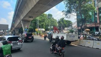 Barrier Beton Dibongkar, Arus Lalin Simpang Santa Jaksel Ramai Lancar Pagi Ini