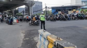 Kendaraan melintas di Simpang Santa, Jakarta Selatan, Selasa (18/4/2023). [Suara.com/Alfian Winanto]