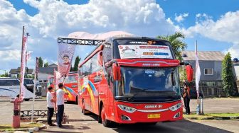 PMN Berangkatkan 400 Mahasiswa dan Pemuda Mudik Gratis Naik Bus