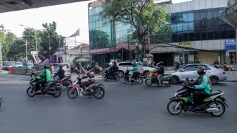 Kendaraan melintas di Simpang Santa, Jakarta Selatan, Selasa (18/4/2023). [Suara.com/Alfian Winanto]