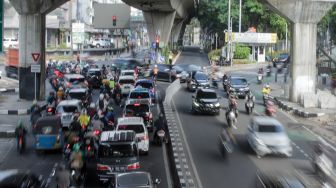 Kendaraan melintas di Simpang Santa, Jakarta Selatan, Selasa (18/4/2023). [Suara.com/Alfian Winanto]