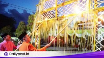 Bupati Thariq Nyalakan Lampu Perdana di Malam Tumbilotohe