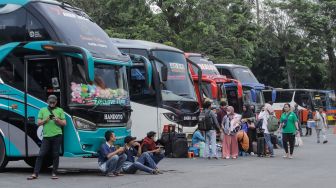 Sejumlah pemudik menunggu kedatangan bus di Terminal Kampung Rambutan, Jakarta Timur, Rabu (19/4/2023). [Suara.com/Alfian Winanto]