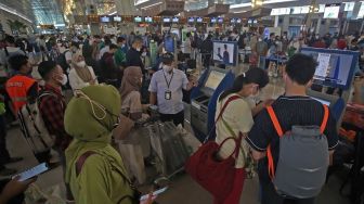 Sejumlah calon penumpang antre untuk lapor diri secara mandir di Terminal 3 Bandara Sekarno Hatta, Tangerang, Banten, Rabu (19/4/2023). [ ANTARA FOTO/Muhammad Iqbal]