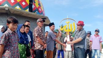 Cara Dadan Tri Yudianto Bantu Masjid Al-Ishlah Cipariuk