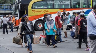 Sejumlah pemudik menunggu kedatangan bus di Terminal Kampung Rambutan, Jakarta Timur, Rabu (19/4/2023). [Suara.com/Alfian Winanto]