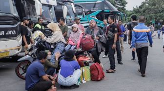 Sejumlah pemudik menunggu kedatangan bus di Terminal Kampung Rambutan, Jakarta Timur, Rabu (19/4/2023). [Suara.com/Alfian Winanto]