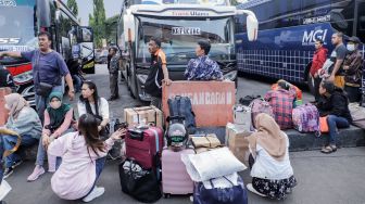 Sejumlah pemudik menunggu kedatangan bus di Terminal Kampung Rambutan, Jakarta Timur, Rabu (19/4/2023). [Suara.com/Alfian Winanto]