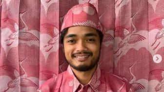 Viral! Kelewat Unik Pria Ini Ide Bikin Baju Lebaran dari Kain Gorden