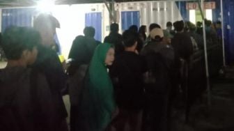 Antre Tiket Kapal Laut, Pemudik Rela Makan Sahur di Pelabuhan